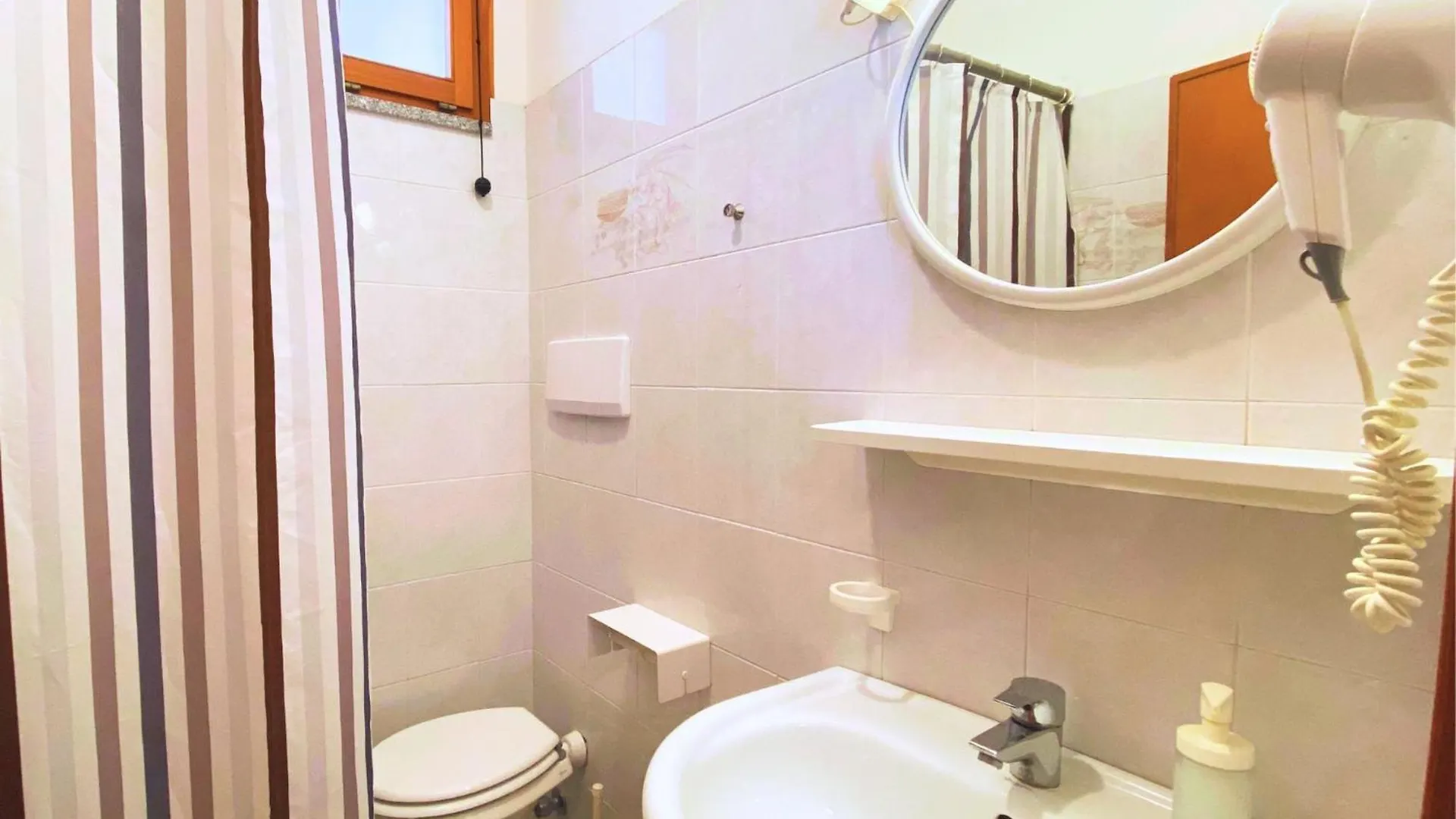 Hotel Lorenza B&B E Mini Suite Spiaggia di Cavoli 3*,  Italia