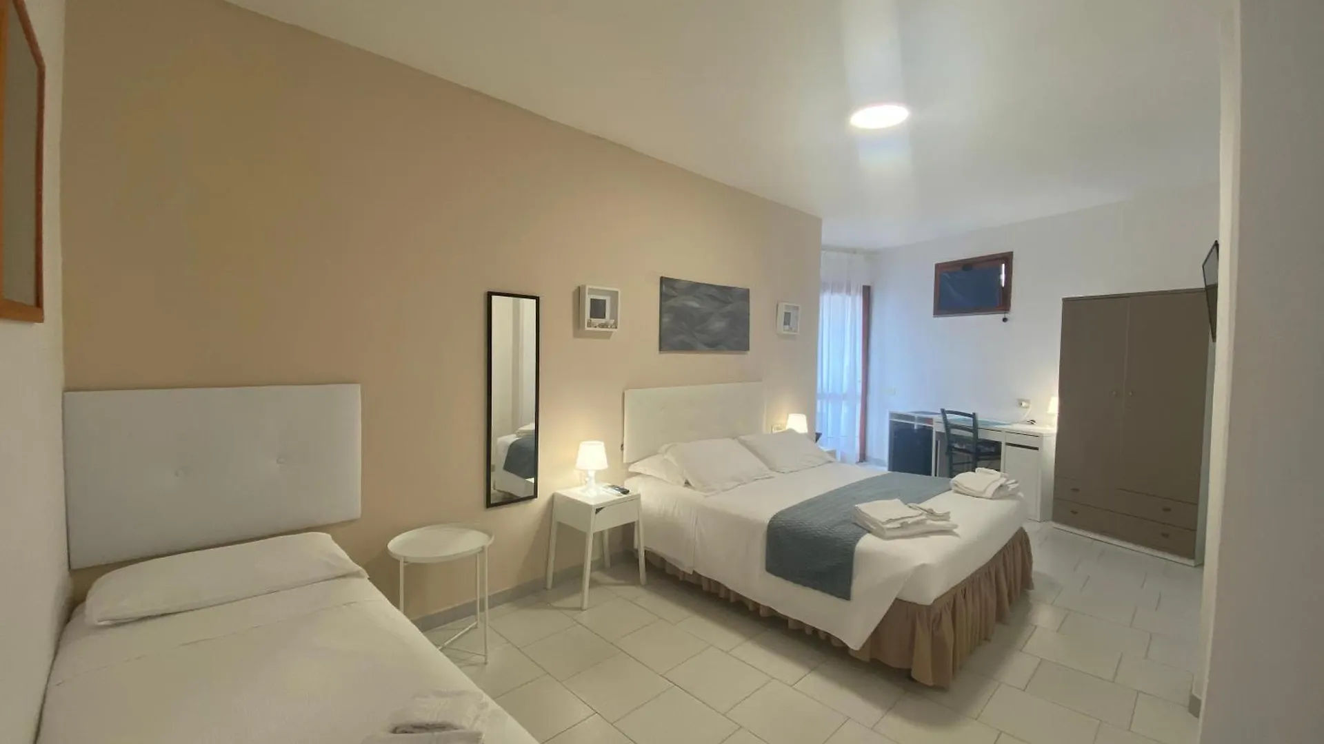 Hotel Lorenza B&B E Mini Suite Spiaggia di Cavoli